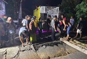 Read more about the article Cuaca Ekstrem Lumpuhkan Trenggalek, TNI-Polri dan Warga Bahu-Membahu Bangun Jembatan