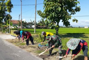 Read more about the article Babinsa Kodim Ponorogo Kerja Bakti Bersihkan Lingkungan Bersama Warga