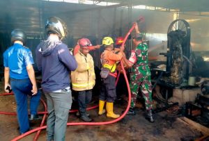 Read more about the article Babinsa Kelurahan Sogaten Bersama Petugas Damkar Sigap Padamkan Kebakaran