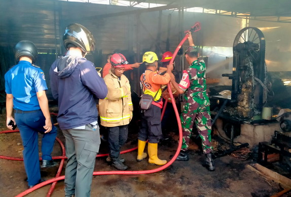 You are currently viewing Babinsa Kelurahan Sogaten Bersama Petugas Damkar Sigap Padamkan Kebakaran