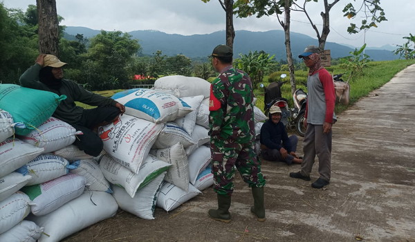 You are currently viewing Pendampingan dan Pengawalan Petani Tugas Rutin Babinsa Kodim Ponorogo