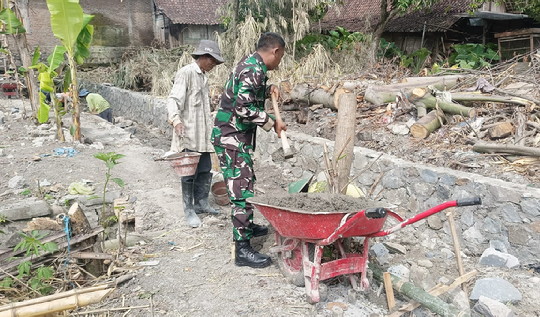 You are currently viewing Babinsa Pilangkenceng Karya Bakti Pembuatan Talut