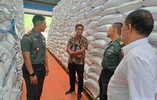 You are currently viewing TNI Turun Tangan! Dandim Trenggalek Pastikan Stok Beras Aman untuk Warga