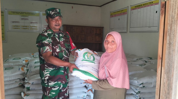 You are currently viewing Babinsa Koramil 0803/03 Balerejo Laksanakan Pemantauan Pendistribusian Bantuan Pangan