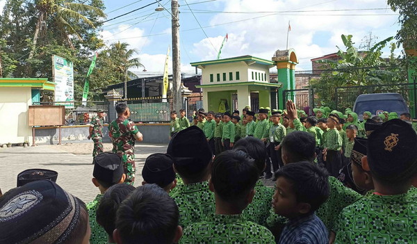 You are currently viewing Sertu Sutrisno Tanamkan Semangat Kebangsaan di MI Miftahul Huda Trenggalek