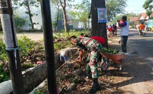 Read more about the article Babinsa Kodim Ponorogo Bersih Bersih Lingkungan Bersama Warga