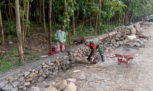 Read more about the article Babinsa Koramil 0803/10 Pilangkenceng Kerja Bhakti Pembuatan Talut
