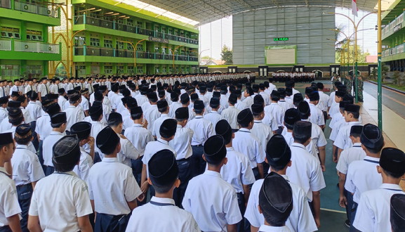You are currently viewing Anggota Kodim Ponorogo Latih Baris Berbaris, Guru dan  Siswa Bangga