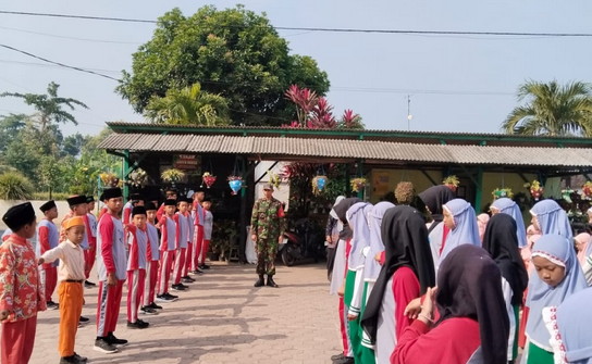 Read more about the article HUT RI ke-80, Babinsa Karangsono Latih PBB Siswa MI Miftahul Huda