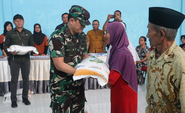 You are currently viewing Dandim Dampingi Bupati Tulungagung Salurkan Bantuan Pangan