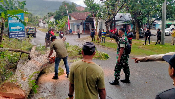 Read more about the article TNI – Polri dan TRC Watulimo Amankan Akses Jalan Wisata Pantai Simbaronce Trenggalek