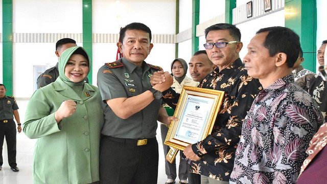 Read more about the article Danrem 043/Gatam Berikan Penghormatan  kepada 37 Purnawirawan