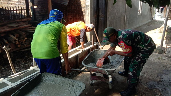 You are currently viewing Babinsa Kodim Ponorogo Bantu Warga Bangun Rumah