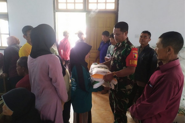 Read more about the article Babinsa Kawal Bansos Beras: 531 Warga Dompyong Terbantu, Tangis Haru Warnai Penyaluran