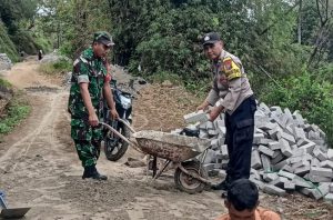 Read more about the article Babinsa Kodim Ponorogo Bantu Warga Pasang Paving