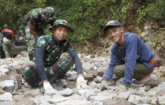 Read more about the article Sinergi TNI dan Masyarakat dalam Pembangunan