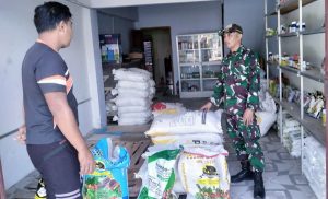 Read more about the article Babinsa Kodim Ponorogo Pantau Kios Pupuk Bersubsidi untuk Petani