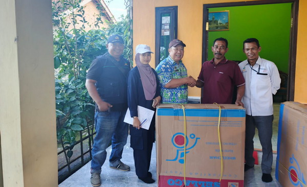 Read more about the article ‎Jalankan Perintah Bupati Tanggamus, Hardasyah Blusukan Kepekon Salurkan Kursi Roda