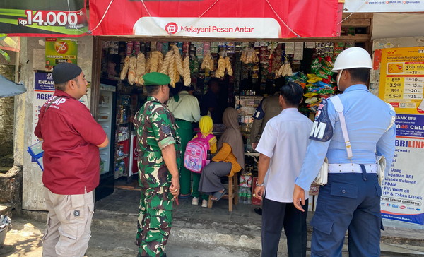 You are currently viewing Babinsa Koramil Sawahan dan Tim Gabungan Operasi Rokok Ilegal