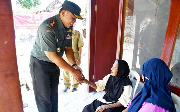 You are currently viewing Sentuhan Kemanusiaan Menghangatkan Hidup Mbah Semi di Usia Senja