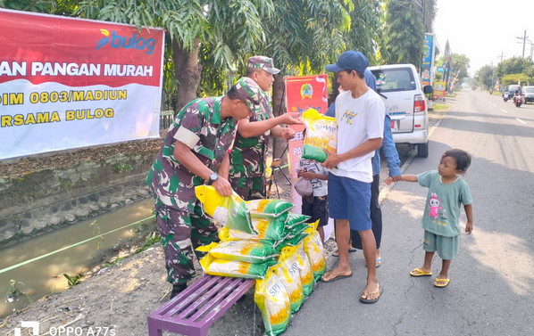 You are currently viewing Kodim 0803/Madiun Gelar Gerakan Pangan Murah di Koramil Kebonsari