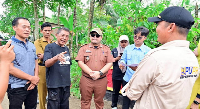 Read more about the article Warga Cat Jembatan Rusak,  Camat Merbau Mataram : Agenda Perbaikan Tahun Ini