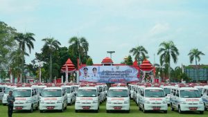 Read more about the article ‎Gubernur Helmi Serahkan 130 Ambulans, Kado HUT RI ke-80