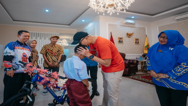 You are currently viewing Viral,  Panjat Tiang Bendera, Gubernur Mirza Beri Raihan Hadiah