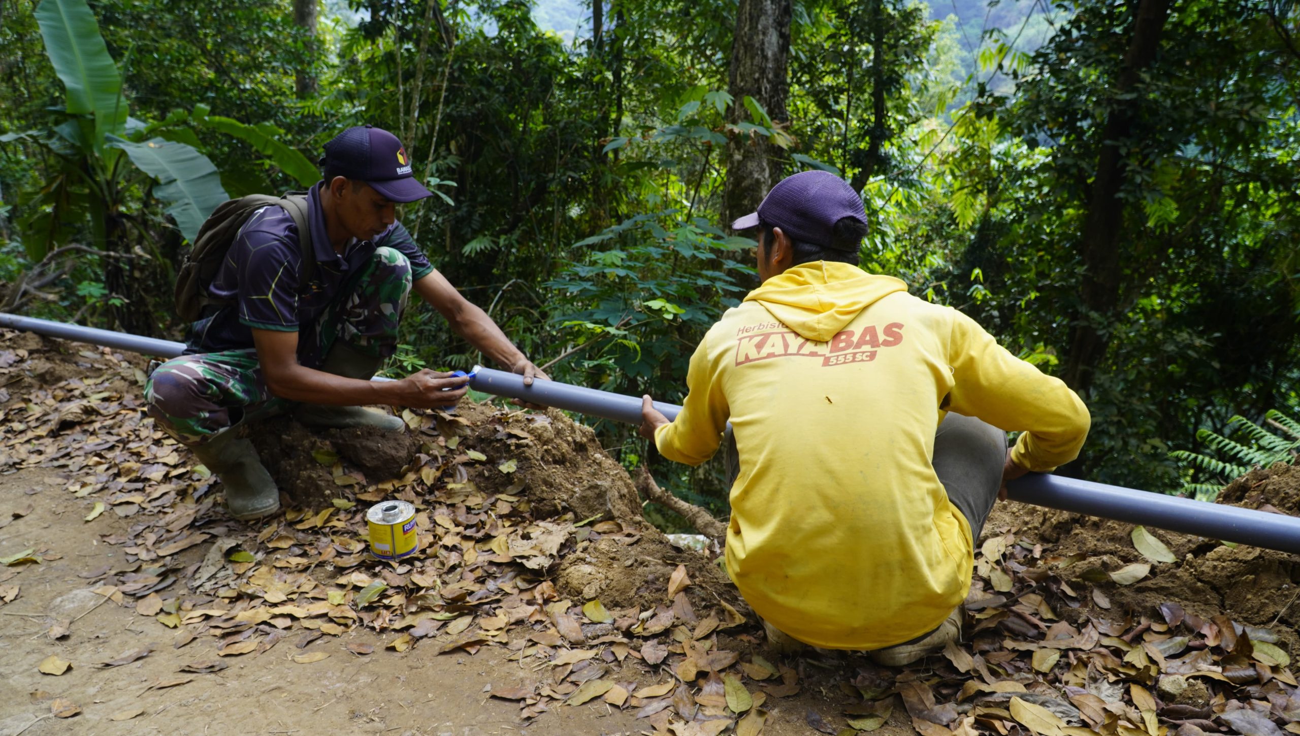 You are currently viewing Satgas TMMD ke-125 Kodim Madiun Sambungkan Pipa Air Bersih untuk Warga