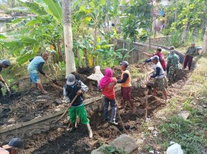 Read more about the article Babinsa Kodim Ponorogo Gotong Royong Bersihkan Saluran Air