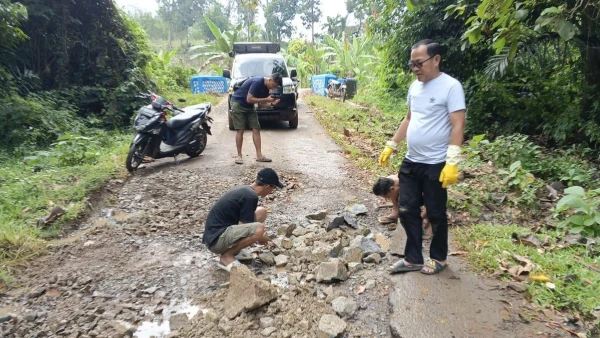 You are currently viewing Anggota DPRD Lampung Turun Langsung Perbaiki Jalan Rusak