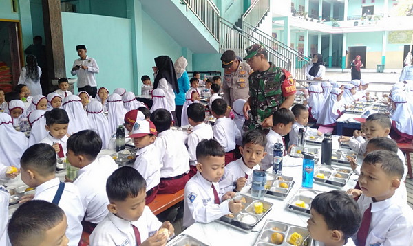 You are currently viewing TNI Polri Bagikan 1.756 Porsi Makanan Bergizi Gratis