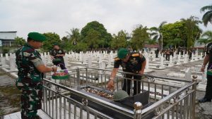 Read more about the article HUT Ke-78 Korem 043/Gatam, Brigjen TNI Haryantana, S.H. Pimpin Ziarah