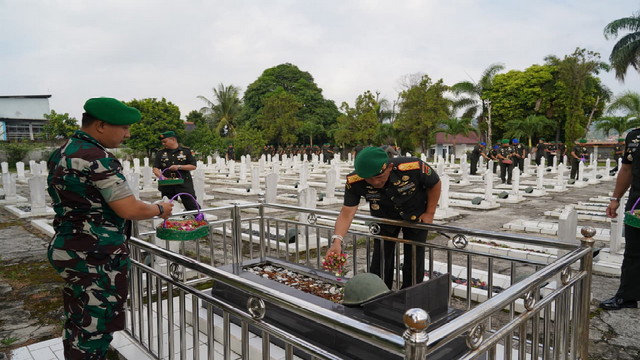 You are currently viewing HUT Ke-78 Korem 043/Gatam, Brigjen TNI Haryantana, S.H. Pimpin Ziarah