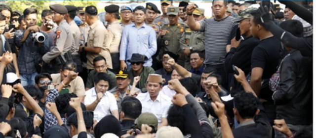 You are currently viewing Bupati Egi Temui Masyarakat saat Sampaikan Aspirasi