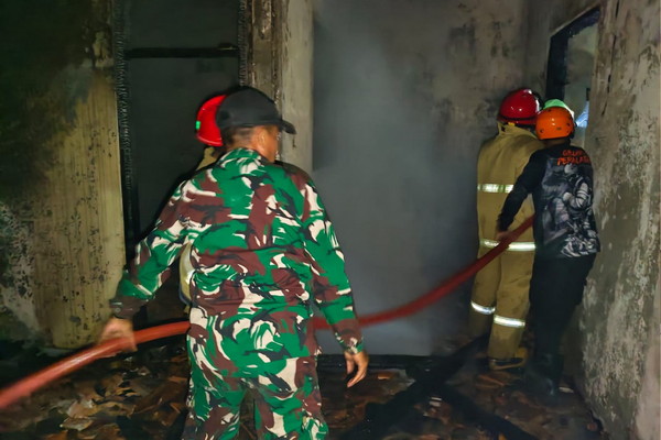 You are currently viewing Sigap! TNI-Polri & TRC-PB Berjibaku Padamkan Api di Panggul Trenggalek