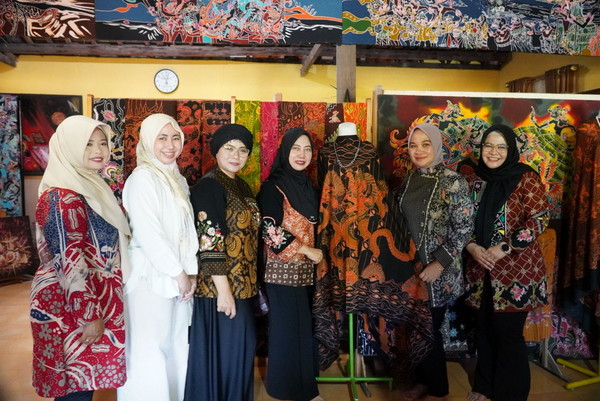 You are currently viewing Dukung Budaya Lokal, Ketua Persit KCK Koorcab Rem 081 Sambangi Galeri Batik Banaran