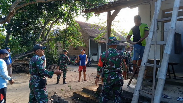 You are currently viewing Anggota Kodim Ponorogo Bantu Kerja Bakti Bedah Rumah Milik Keluarga Prasejahtera