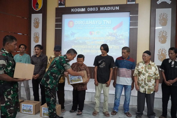 You are currently viewing Kodim 0803/Madiun Gelar Baksos Teritorial Prima, Salurkan Paket Sembako untuk Warga