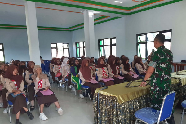 You are currently viewing TNI Tanamkan Cinta Tanah Air kepada Pramuka SMK Assalam Durenan
