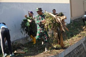 Read more about the article TNI Gelar Karya Bakti Pembersihan Sungai dan Bansos di Dusun Wonodadi