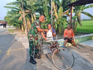 Read more about the article Peringati HUT ke-80 TNI, Korem 081/DSJ Terus Tebar Bansos