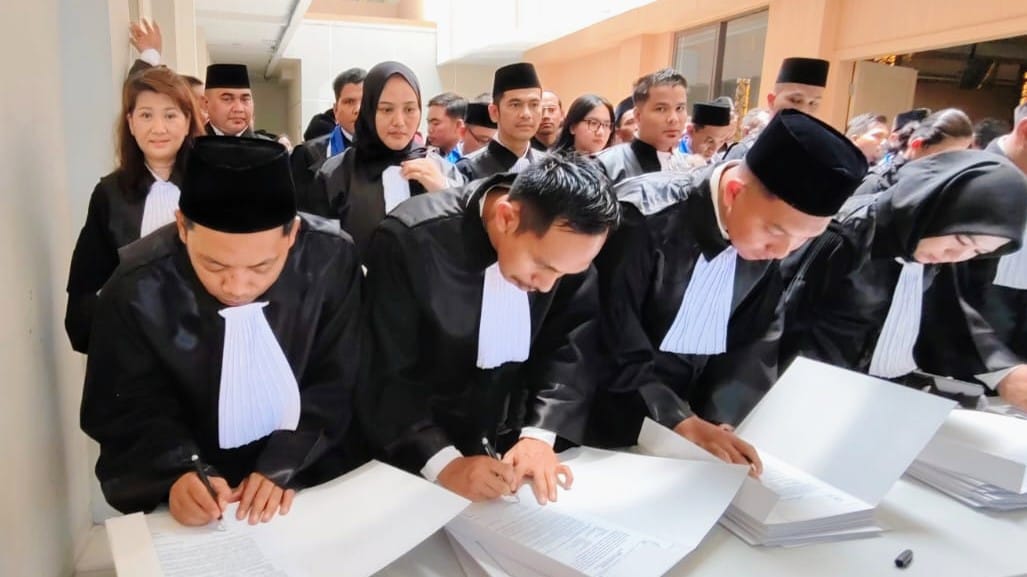 You are currently viewing Pengadilan Tinggi Banten Mengambil Sumpah 15 Advokat PERSADIN Angkatan XX