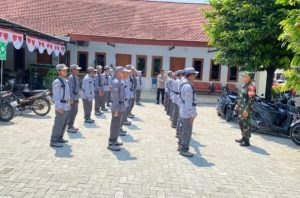 Read more about the article Babinsa Kedondong Latih Satlinmas Tingkatkan Disiplin dan Wawasan Kebangsaan