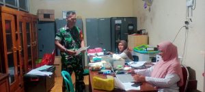 Read more about the article Babinsa Sukosari Gelar Komsos Bahas Pemutakhiran Data Penduduk