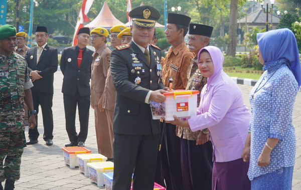 You are currently viewing Dandim 0803/Madiun Ikuti Upacara HUT ke-80 TNI di Pendopo Ronggo Djoemeno Caruban