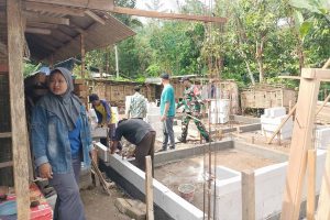 Read more about the article TNI dan Warga Pule Gotong Royong Renovasi Rumah Warga Kurang Mampu: Wujud Nyata Kemanunggalan TNI-Rakyat
