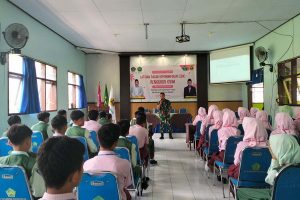 Read more about the article TNI Bina OSIS MTsN 2 Trenggalek, Tanamkan Disiplin dan Semangat Patriotisme pada Generasi Muda