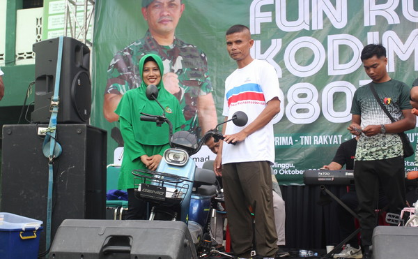 You are currently viewing Padati Ruas Jalan Depan Makodim Tulungagung, Ribuan Warga Meriahkan Fun Run HUT ke-80 TNI
