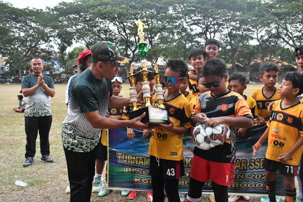 You are currently viewing Dandim Ponorogo Apresiasi Semangat Pemain di Turnamen SSB U-11 HUT ke-80 TNI